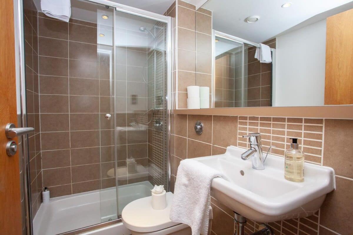 City Centre Apartment W Parking & Hyperoptic Wifi Glasgow Buitenkant foto